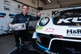 Timo Bernhard und die Modellautos des Porsche 919 hybrid No. 2 winner Le Mans 2017 1:43 und 1:18 Ixo
