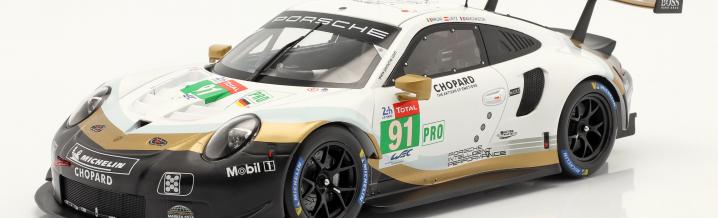 Porsche quartet with special outfit in Le Mans