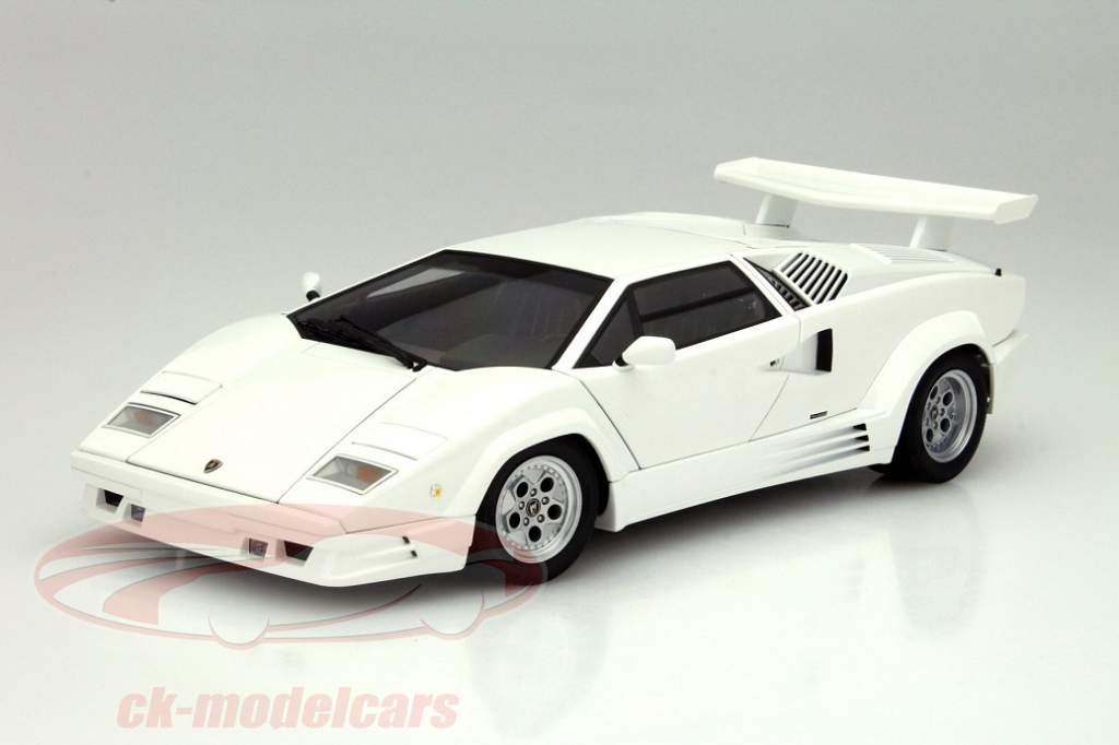 AutoArt sets a monument the Lamborghini Countach