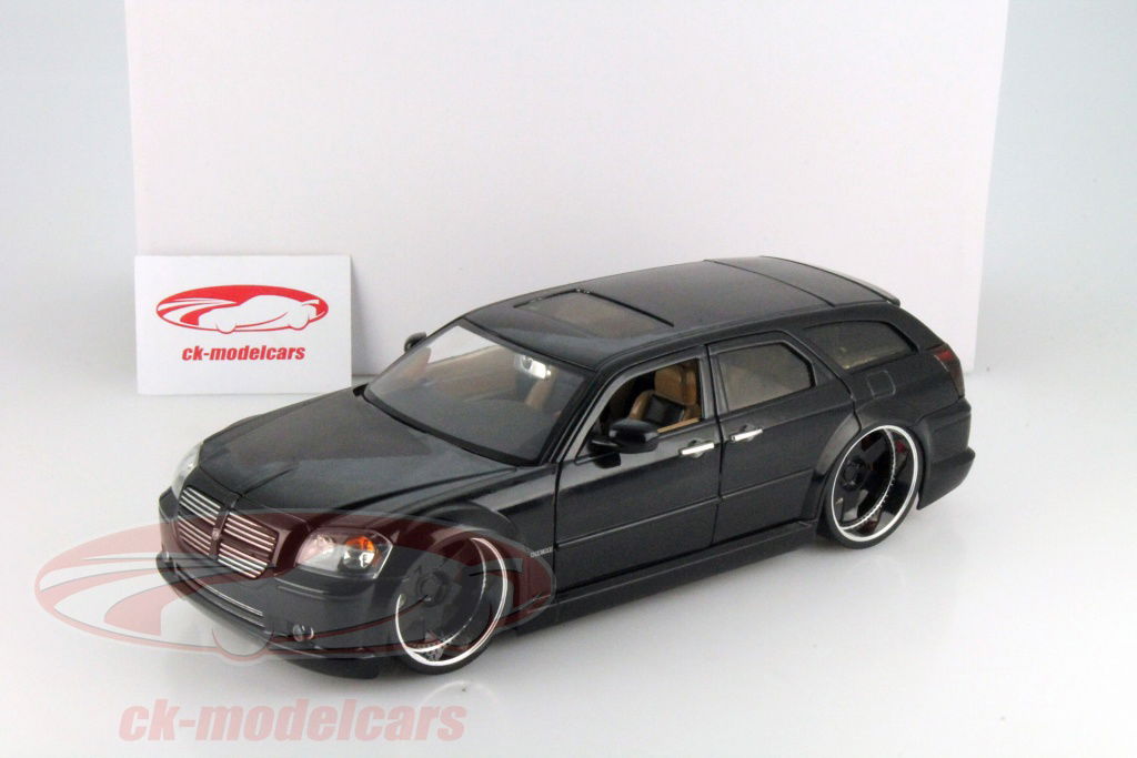 DUB 2006 Dodge Magnum R/T 黒 1/24 2006 Dodge Magnum R/T Black 1:24 scale | Jada Toys Dub City
