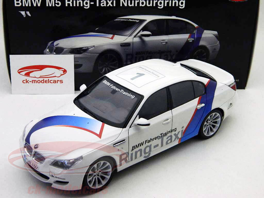 ミニカー KYOSHO BMW M5 Sedan 1:18 WOW BMW M5 (E60) Sedan 2004 Carbon Black 1:18 Kyosho 08593BK