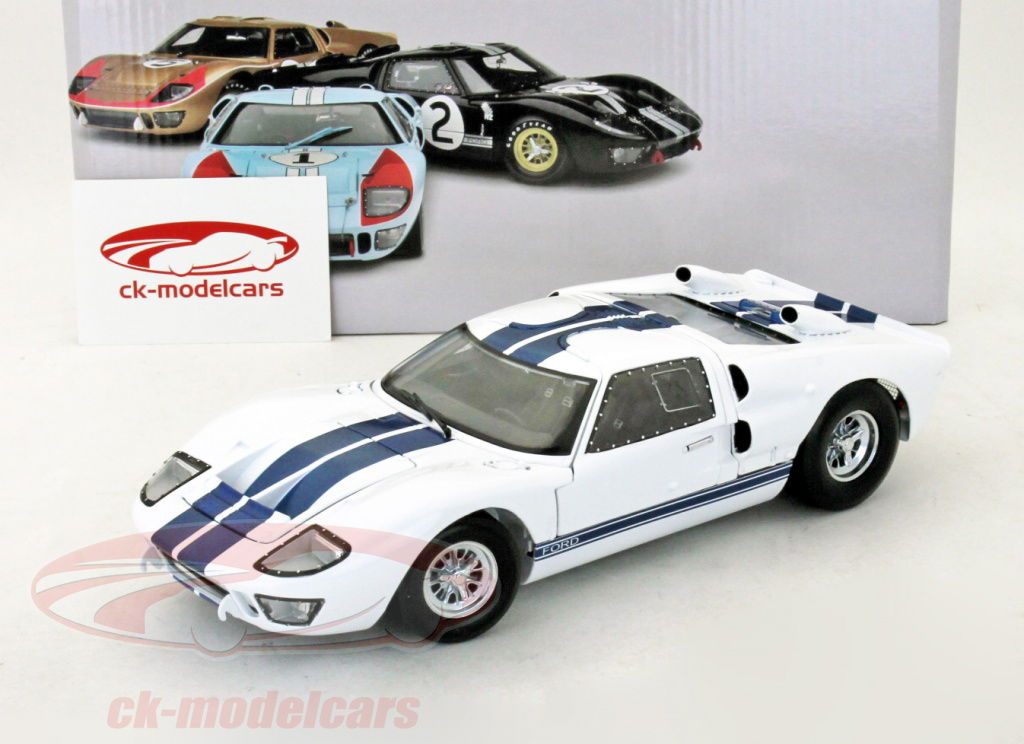 Shelby Collectibles 1:18 青のストライプ とフォードGT-40 MK