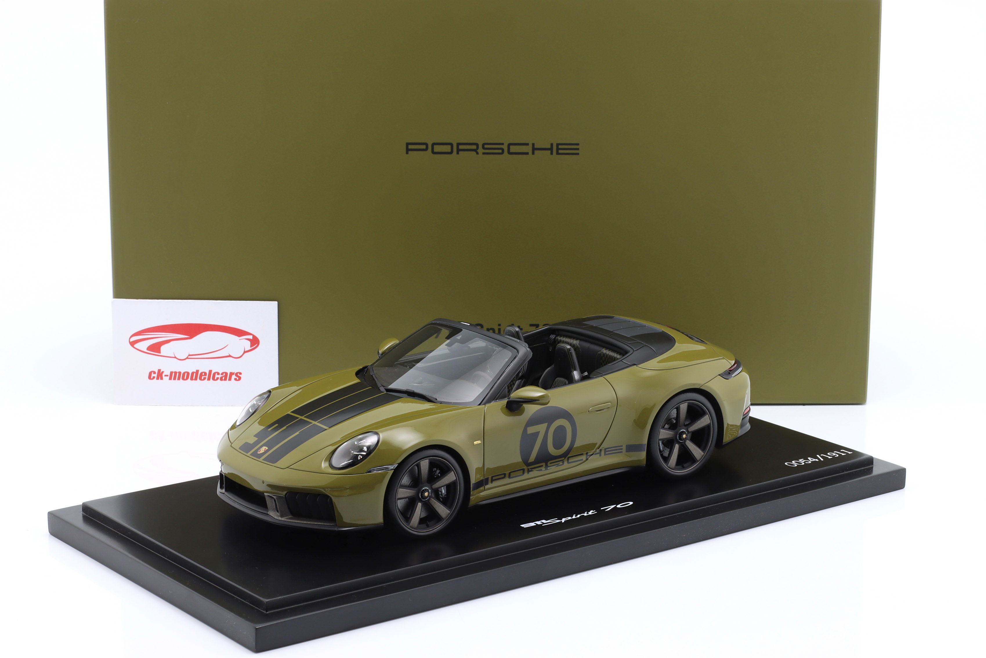 Spark 1:18 Porsche 911 (992.2) Spirit 70 建設年 2025 olive