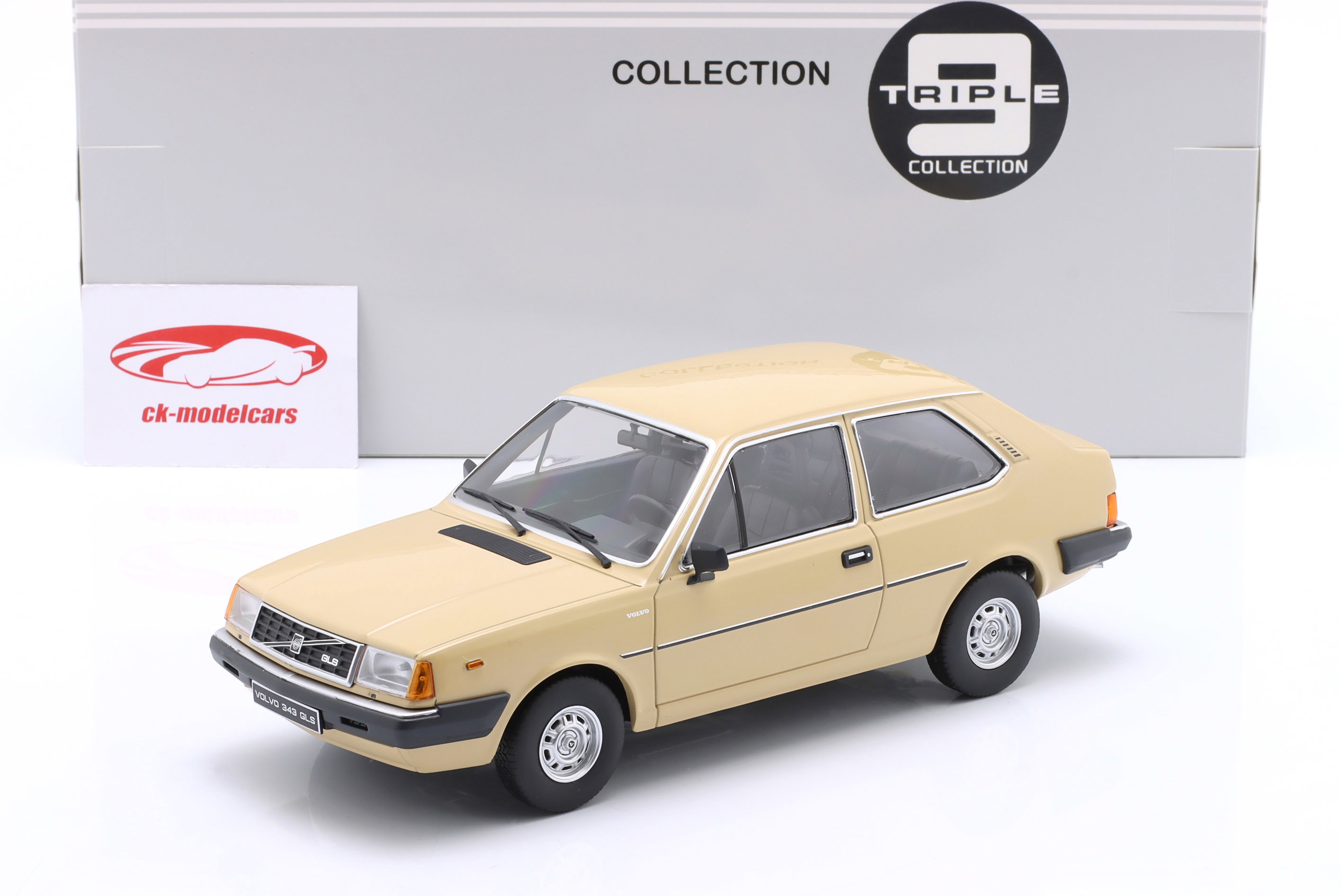 Triple9 1:18 Volvo 343 GLS 建設年 1982 ベージュ T9-1800540 モデル