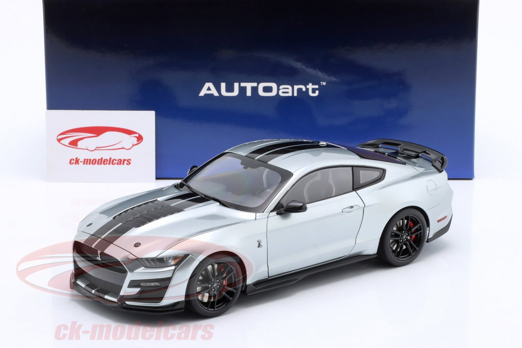 AUTOart 1:18 Ford Mustang Shelby GT500 silver / black 73096 model