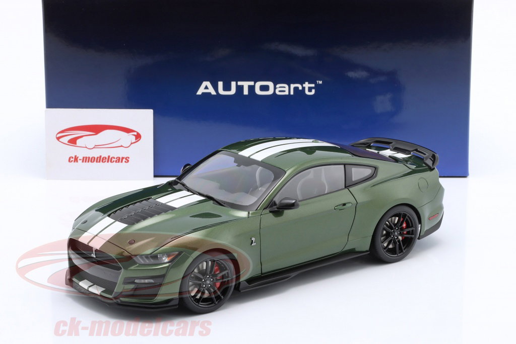AUTOart 1:18 Ford Mustang Shelby GT500 dark green / white 73097