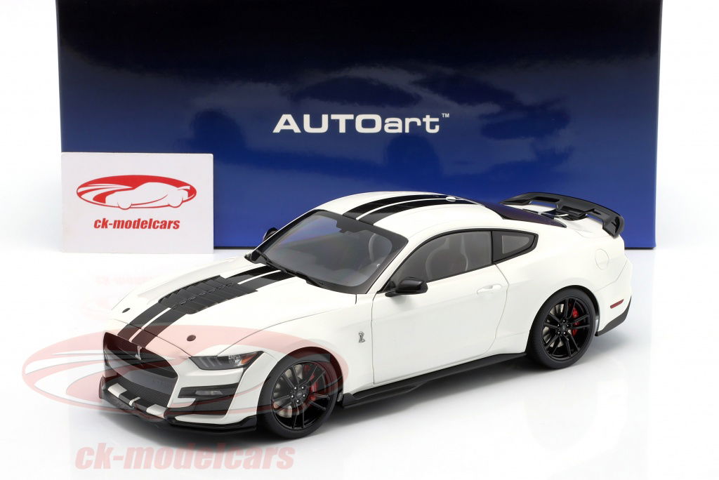 AUTOart 1:18 Ford Mustang Shelby GT500 white / black 73095 model