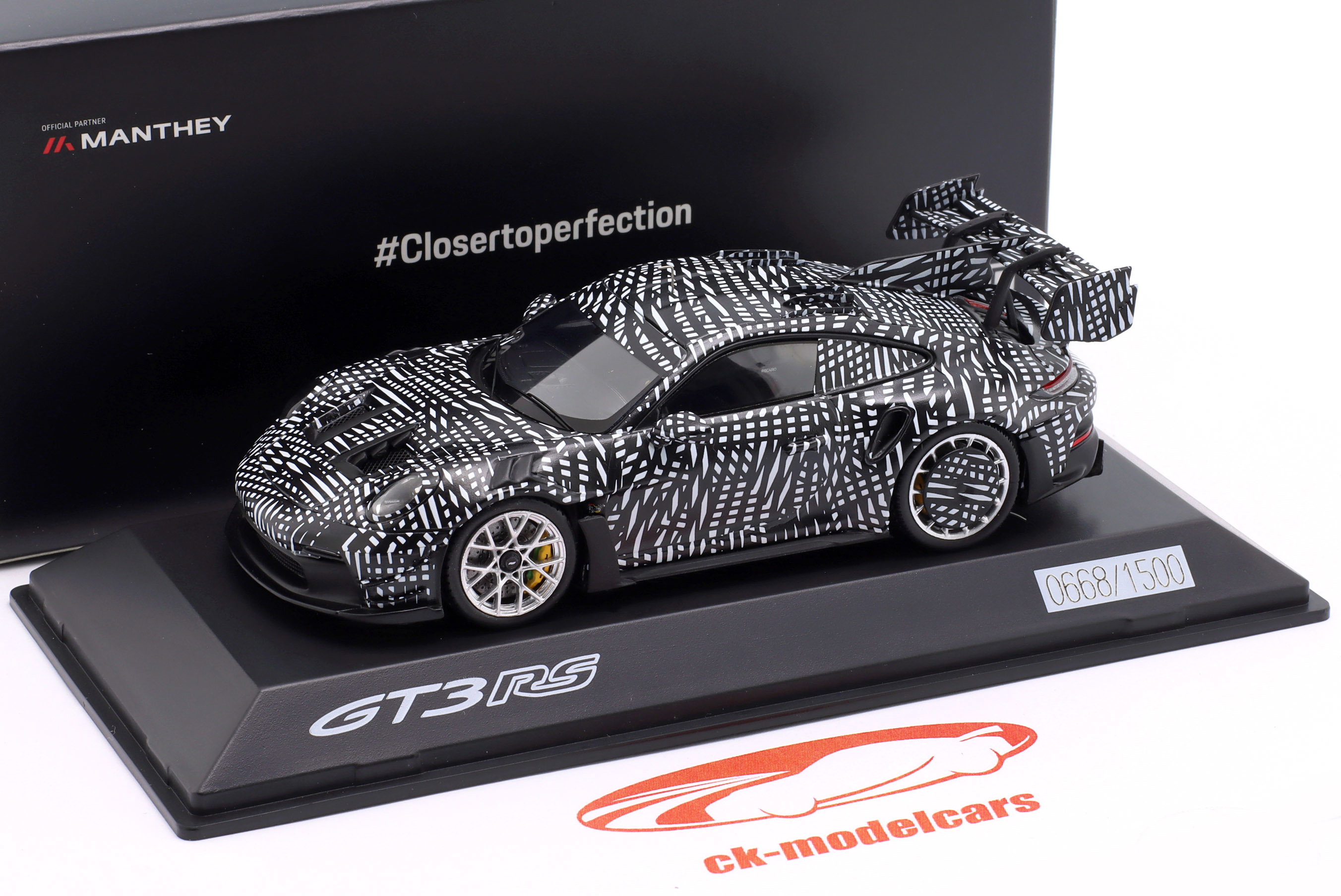 Spark 1:43 Porsche 911 (992) GT3 RS Manthey Kit 2024 black / white