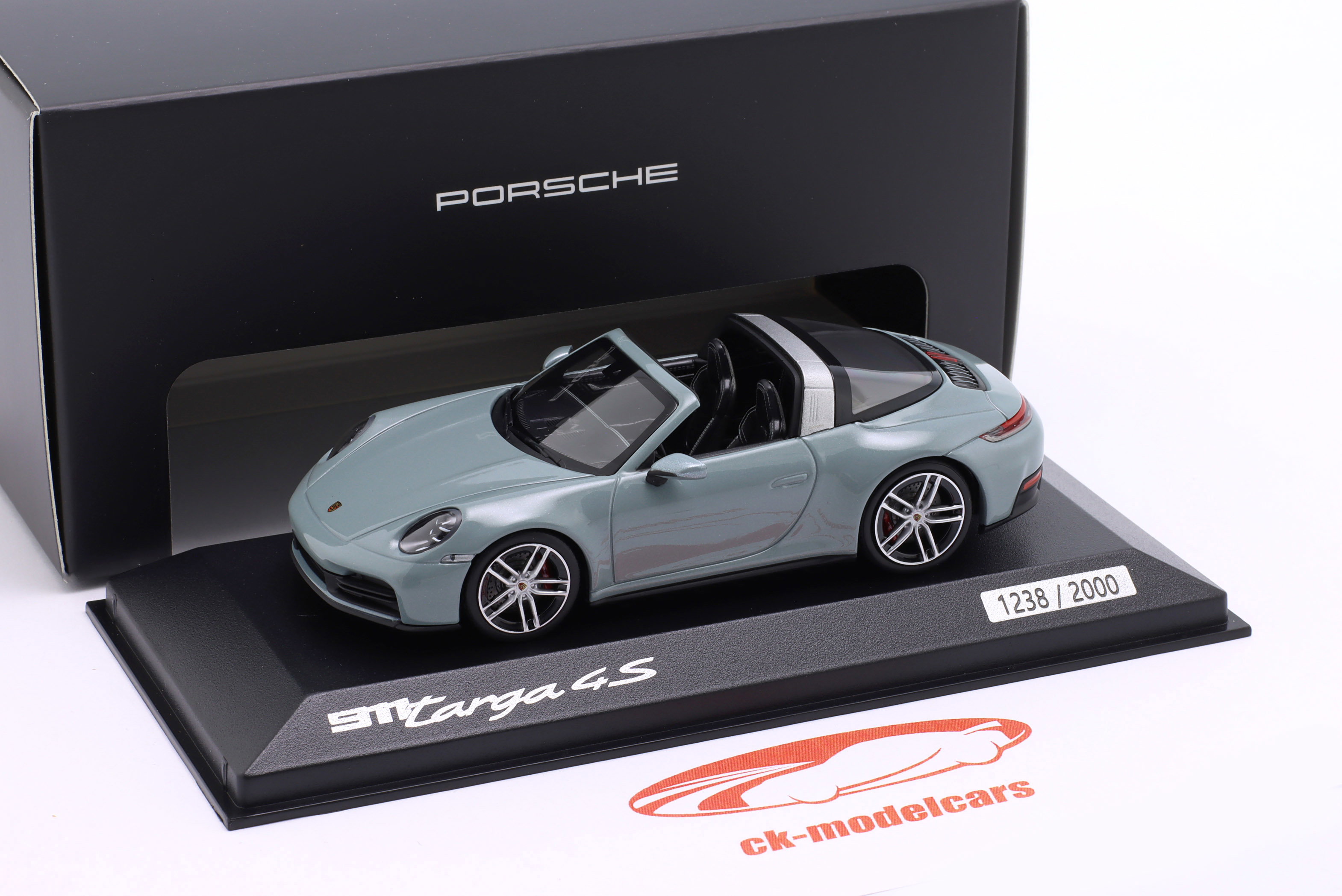 Spark 1:43 Porsche 911 (992.2) Targa 4S Year 2024 shade green