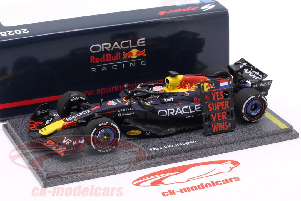 Spark 1:43 Max Verstappen Red Bull RB21 #1 勝者 Abu Dhabi GP 式 1