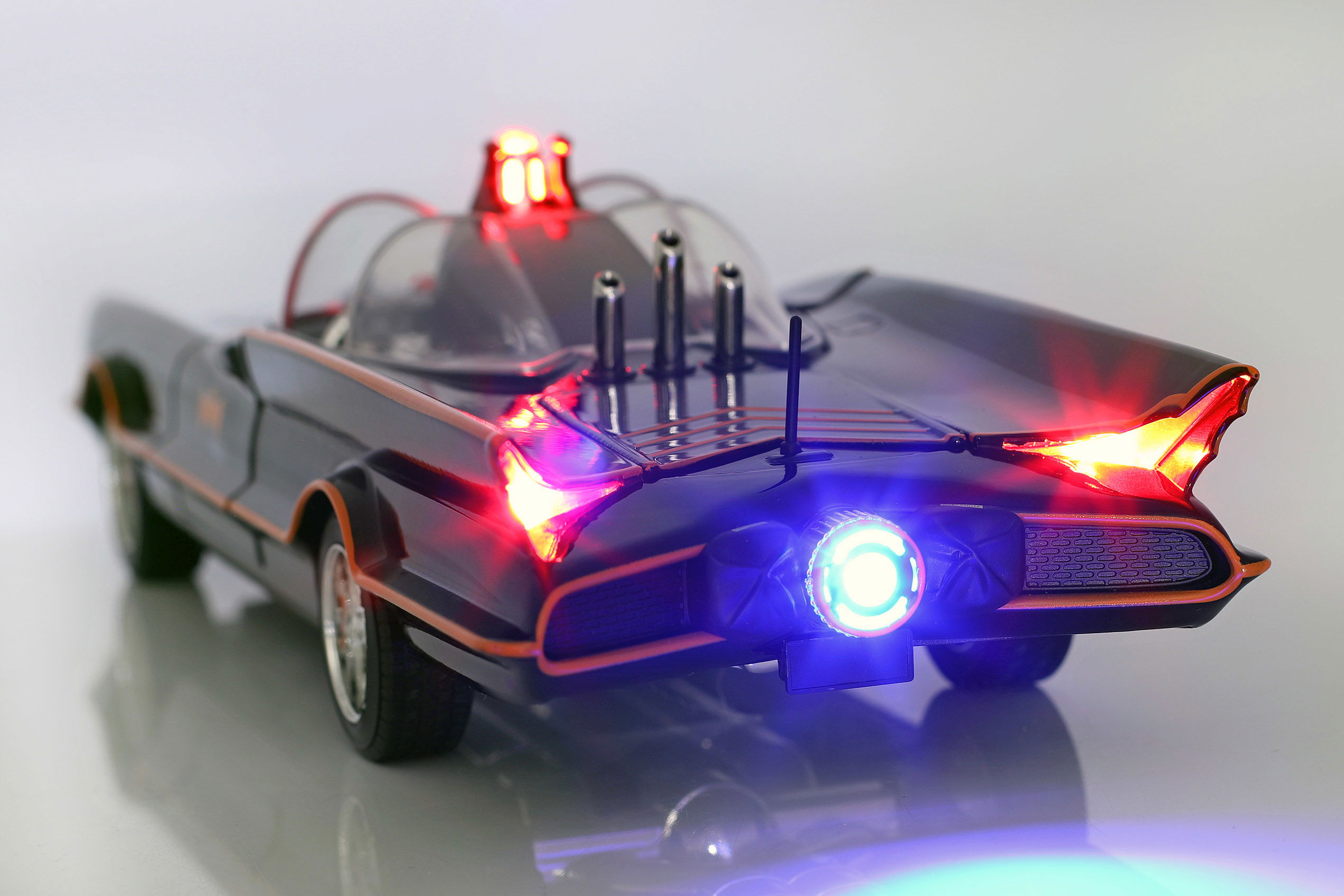 Batmobile Classic TV Series 1966 With Batman and Robin figure 1:18 Jada Toys