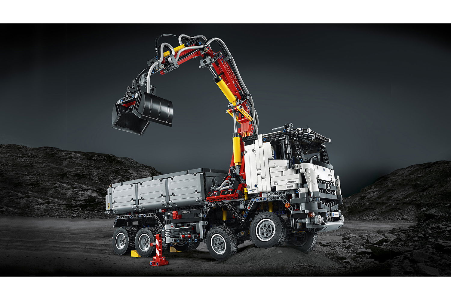 LEGO® Technic Mercedes-Benz Arocs 3245 white / silver